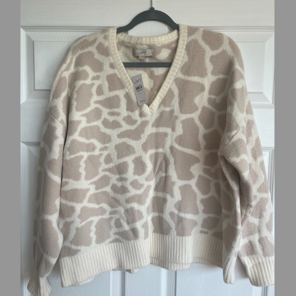LOFT Sweaters - LOFT NWT Light Pink and Cream Super Cozy Giraffe Print Sweater
